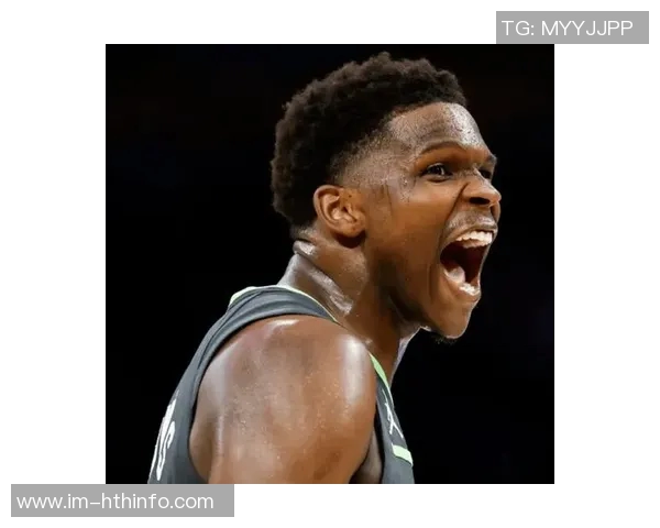 爱德华兹半场表现出色9投6中砍下15分三分球完美命中助力球队奋勇争先